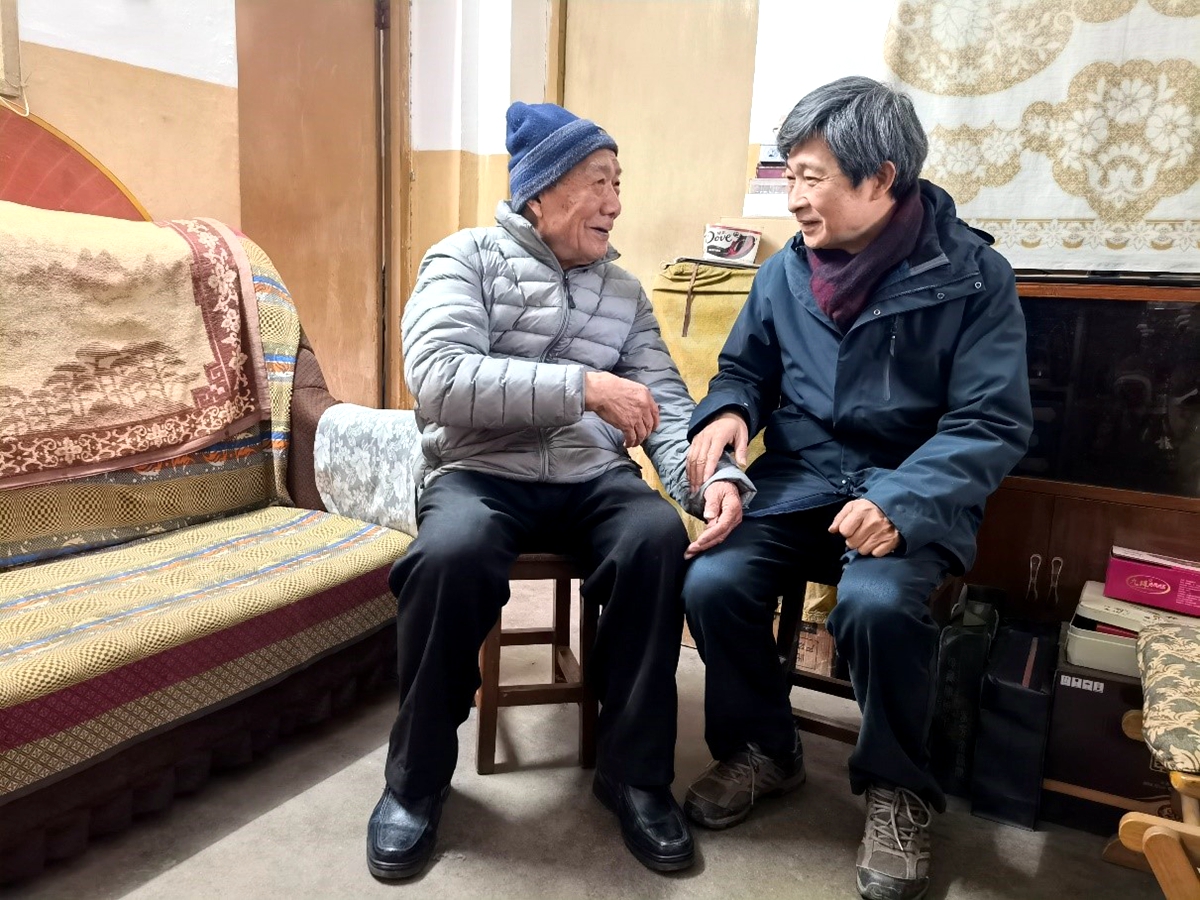校党委书记高翅看望慰问95岁退休教师唐达明（吴锋 摄）