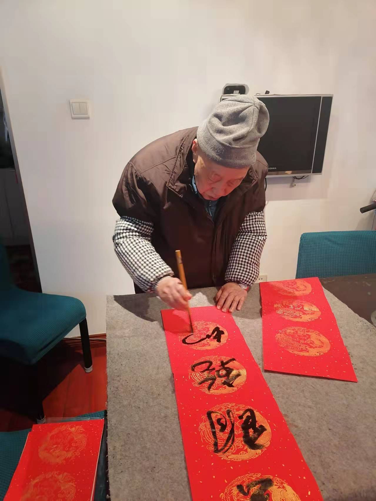 97岁高龄的余兆凤老师正在挥毫泼墨
