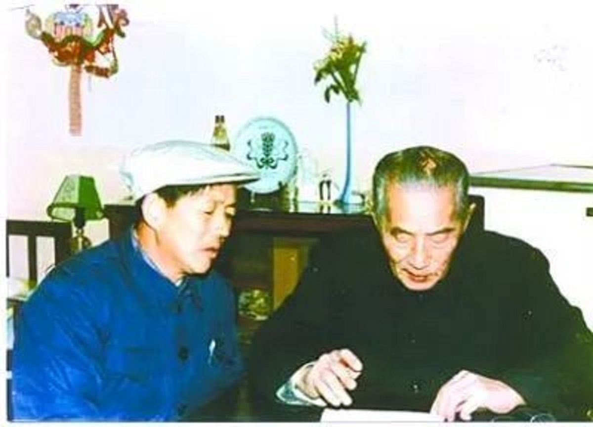 傅廷栋（左）和老师刘后利（右）