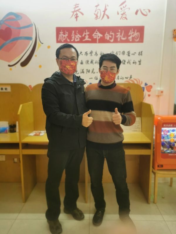 刘园与徐本禹在献血中心偶遇。