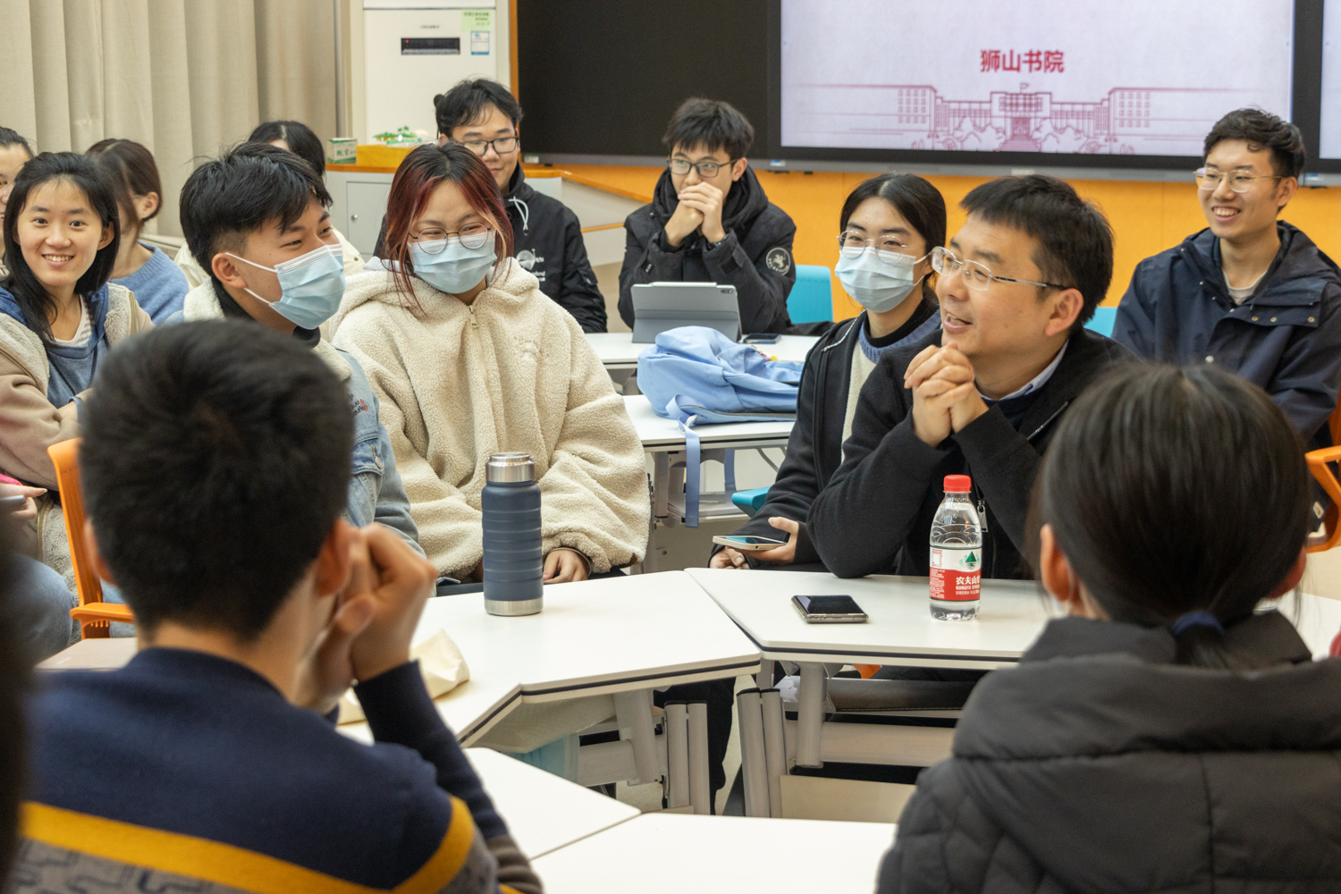 严建兵教授和同学们愉快交谈 （曹颖 摄）