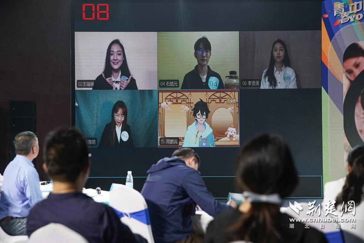 参赛选手模拟大学生音乐、三农、虚拟等主播传递正能量。记者 刘建维 摄