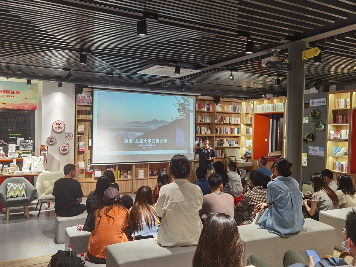 莫镇泽同学在现场进行交换经历分享（供图何明阳）