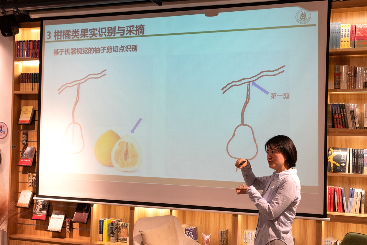 刘洁老师介绍柑橘类果实识别与采摘的方法（通讯员 周凯强 摄）