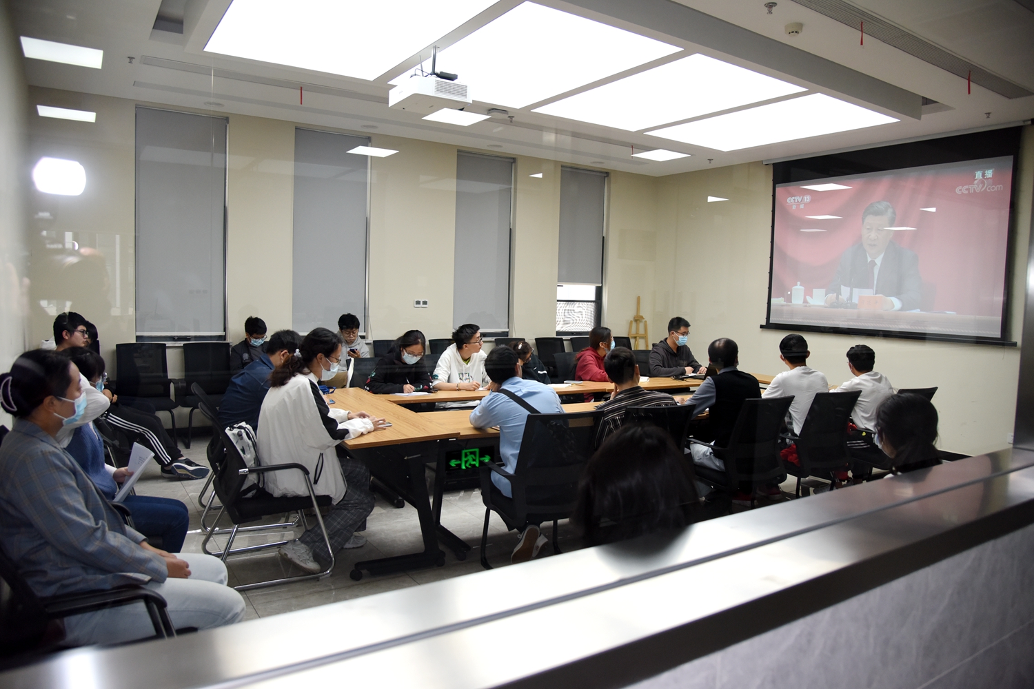 植物科学技术学院在三综C302会议室收看直播（记者 川竹 摄）