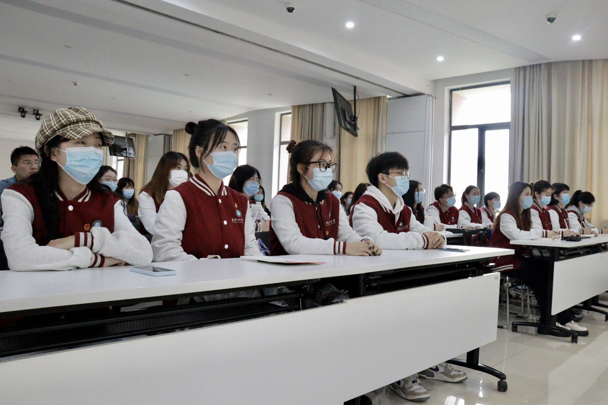 武汉科技大学青马班学员观看大会直播。 通讯员王兴宇 摄