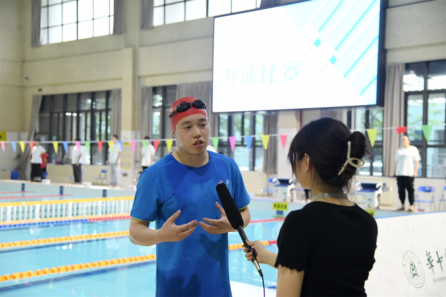水产学院运动员李路宽赛后接受记者采访（记者 徐行 摄）