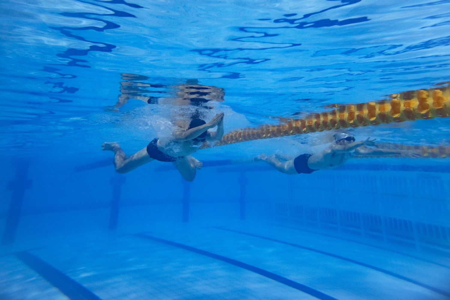男子50米蛙泳决赛，运动员们激烈角逐（学通社记者 周全 摄）