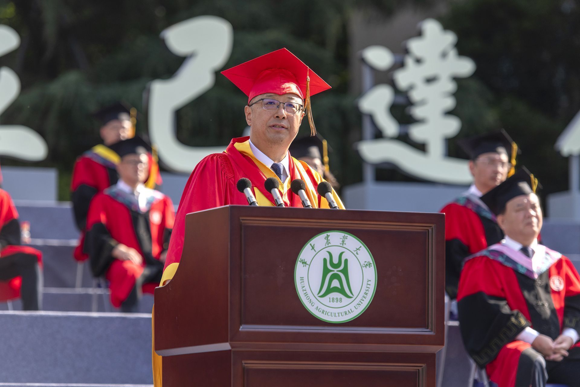 校长、校学位评定委员会主席李召虎讲话。
