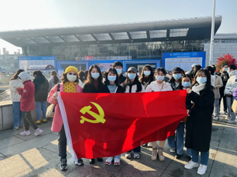 红色导师柳鹏程副教授带领学生参加武汉首届文化旅游博览会（经管院 供图）