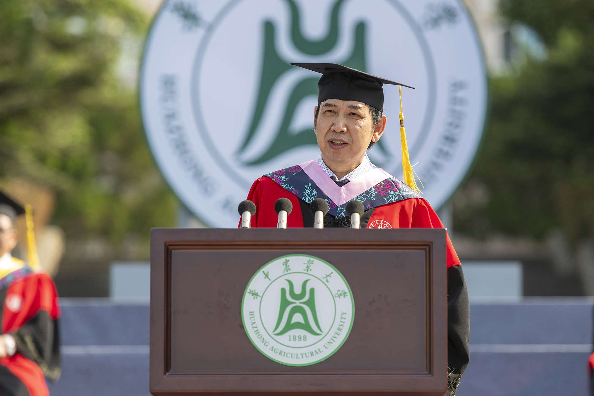 张安录教授在2022年毕业典礼上作为教师代表发言