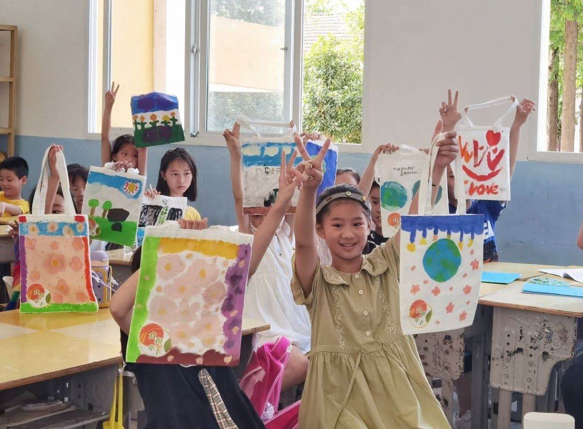 拖船埠列宁小学学生展示自己画的环保袋 李子依摄_proc