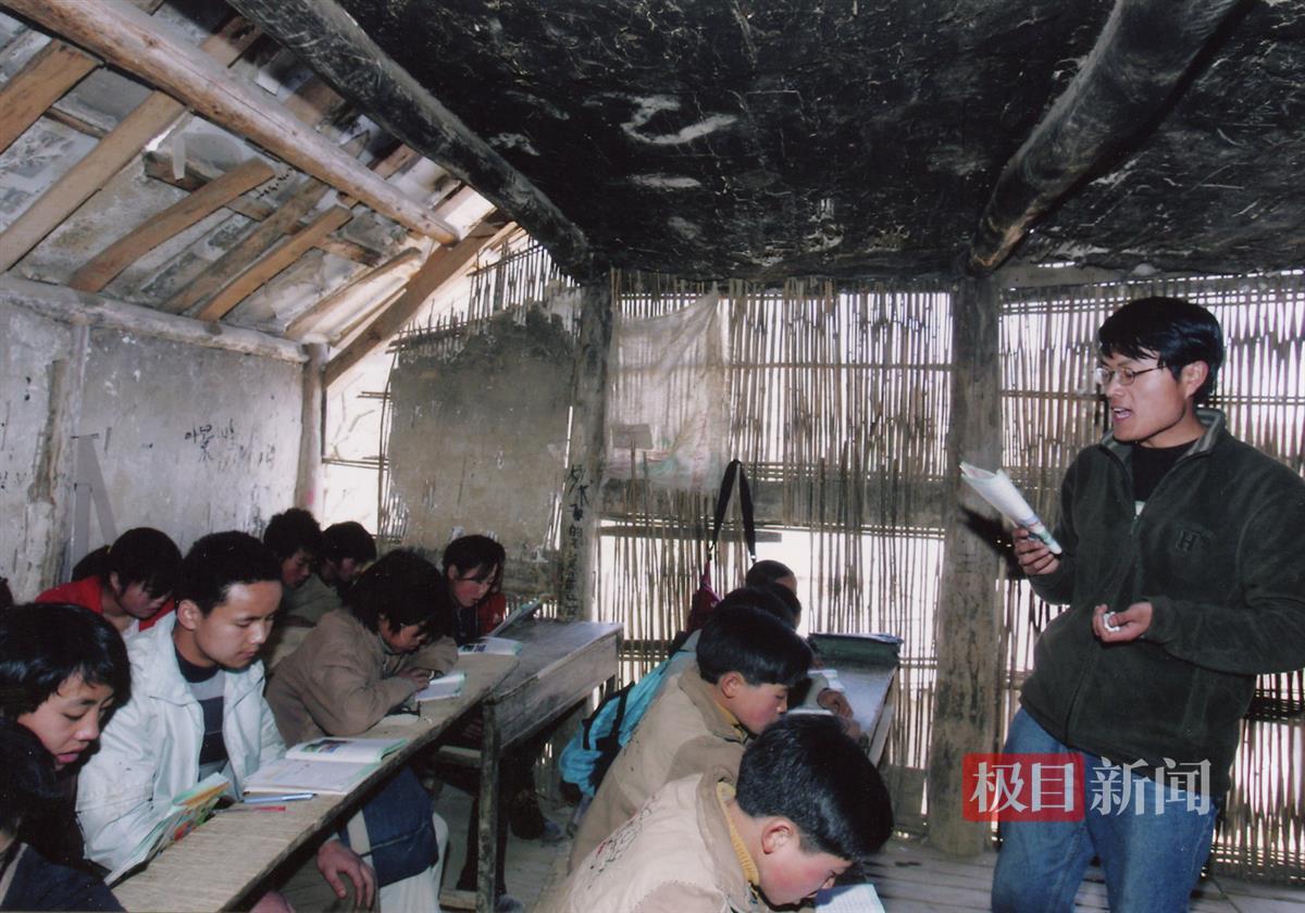2004年，徐本禹在大石小学支教（资料图片）