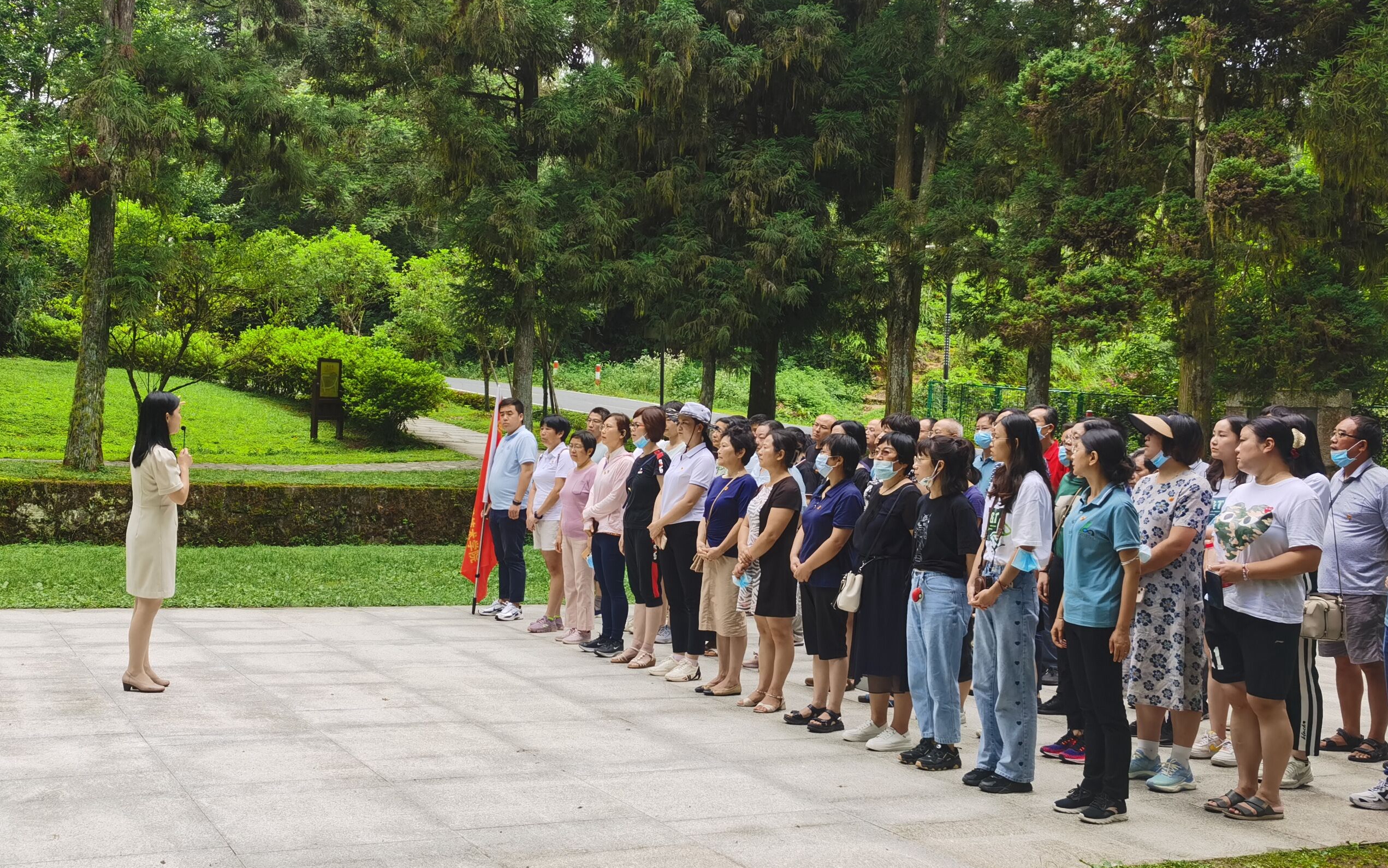 老师们参观小井红军医院（生命科学技术学院 供图）