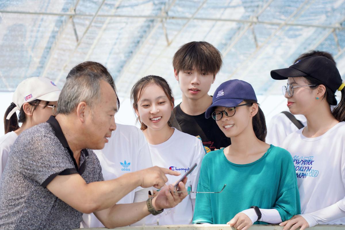 朱传辉向团队成员展示并介绍刀鱼孵卵过程
