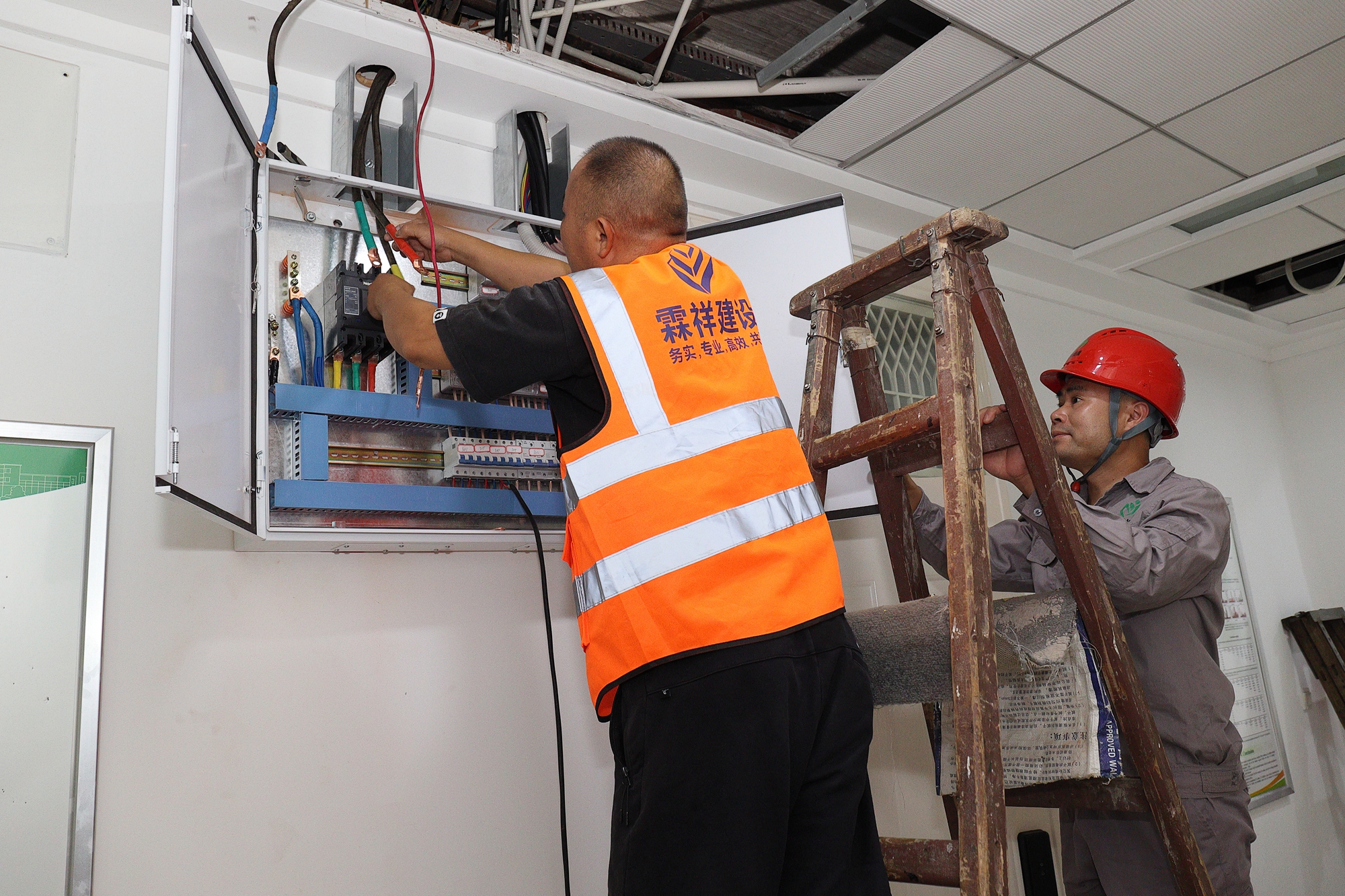 建安部工作人员在进行水电故障应急抢修（侯国涛 摄 )