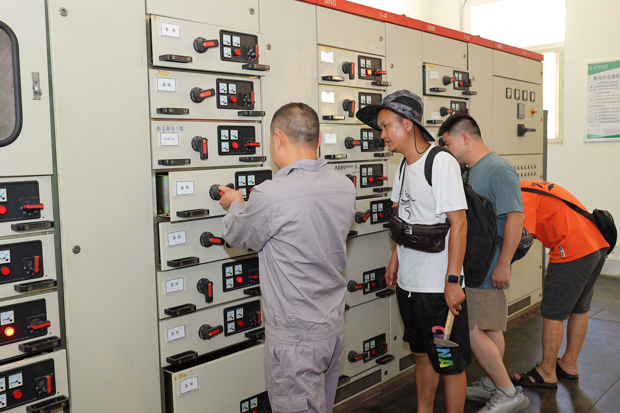 工作人员在配电房电力供配设备检修保养（侯国涛 摄）