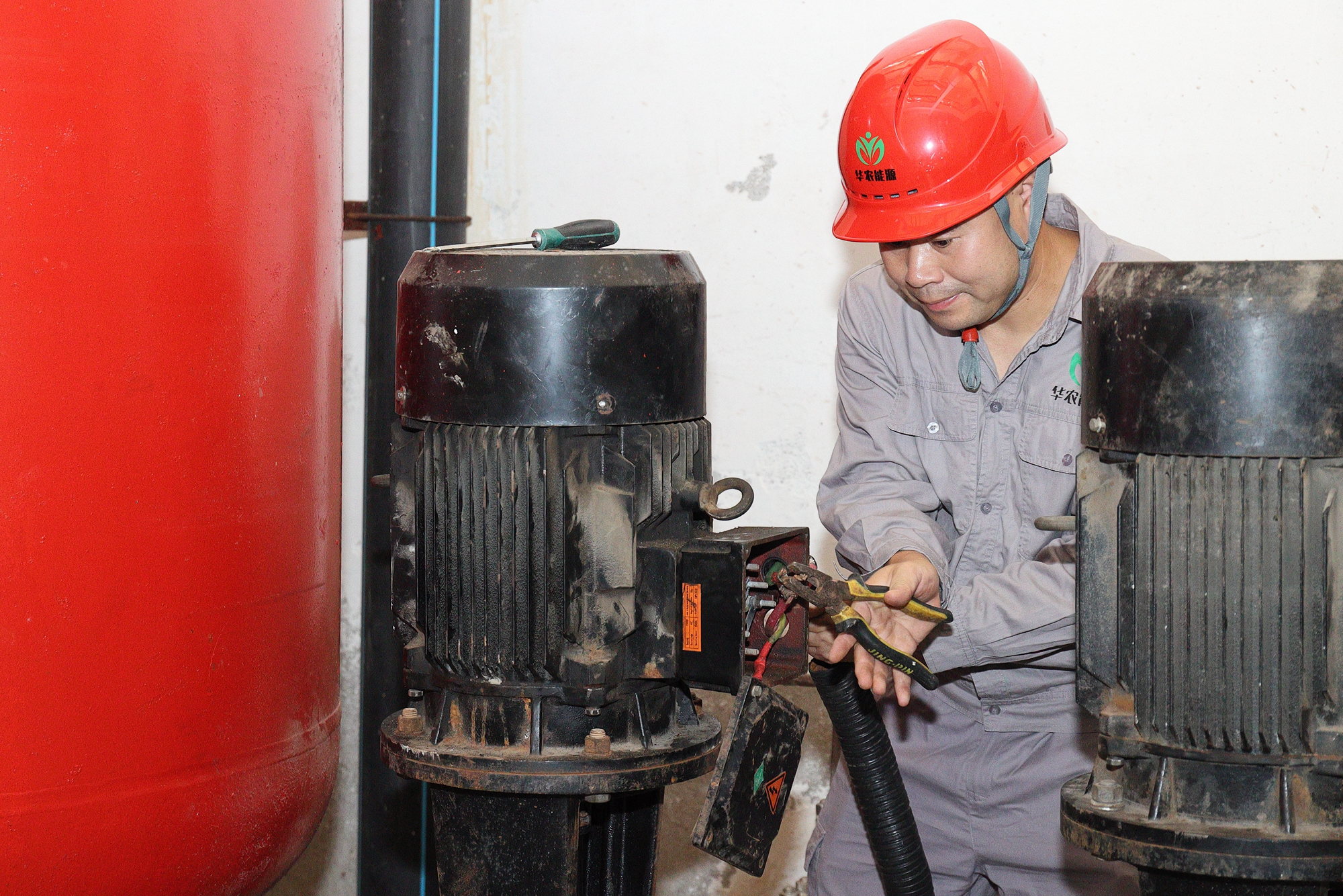 建安部工作人员在西苑泵房水泵电机紧急抢修 （侯国涛 摄 )