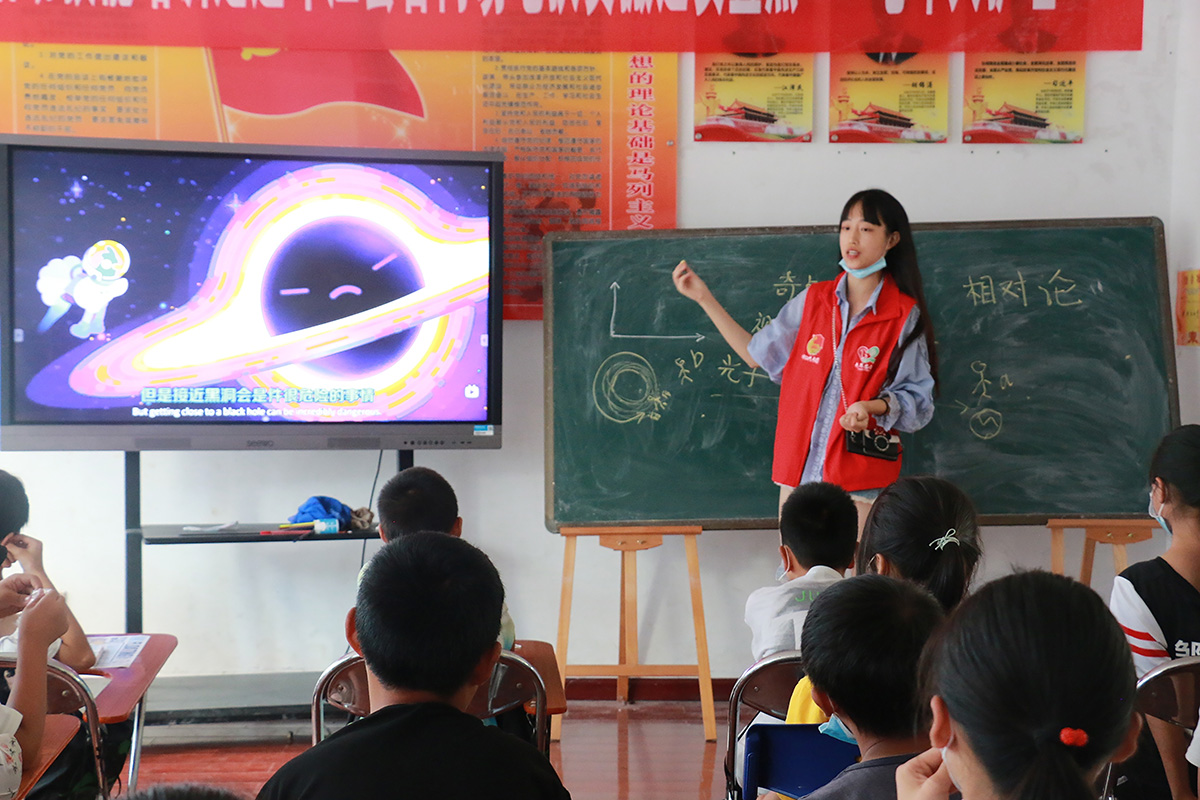 【天文课堂上讲解黑洞的老师】 【何庚达】