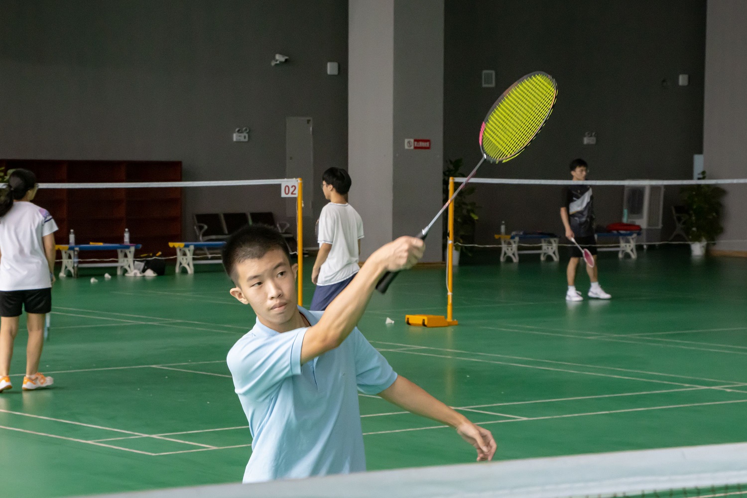 刚到学校，张万鑫就前往体育馆打羽毛球。   贾胤华 摄