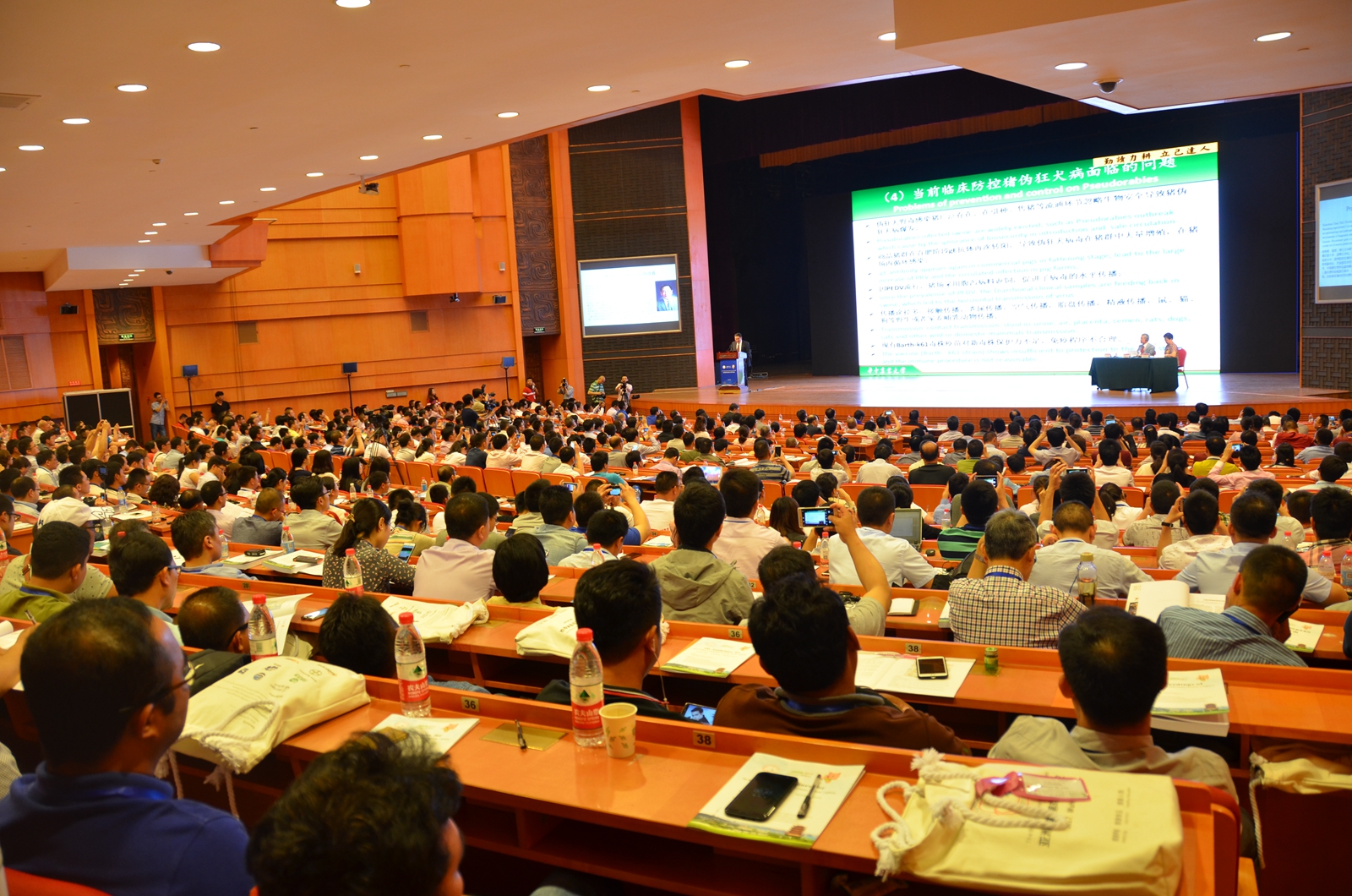 2017年5月，团队在武汉东湖国际会议中心举办亚洲猪病学会第8次学术会议