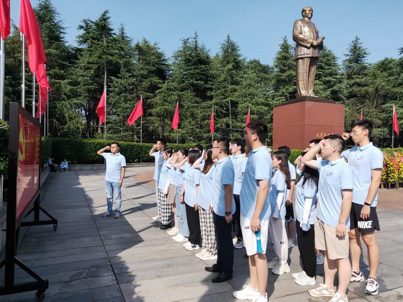 华中农大青年毛泽东广场重温入党誓词。