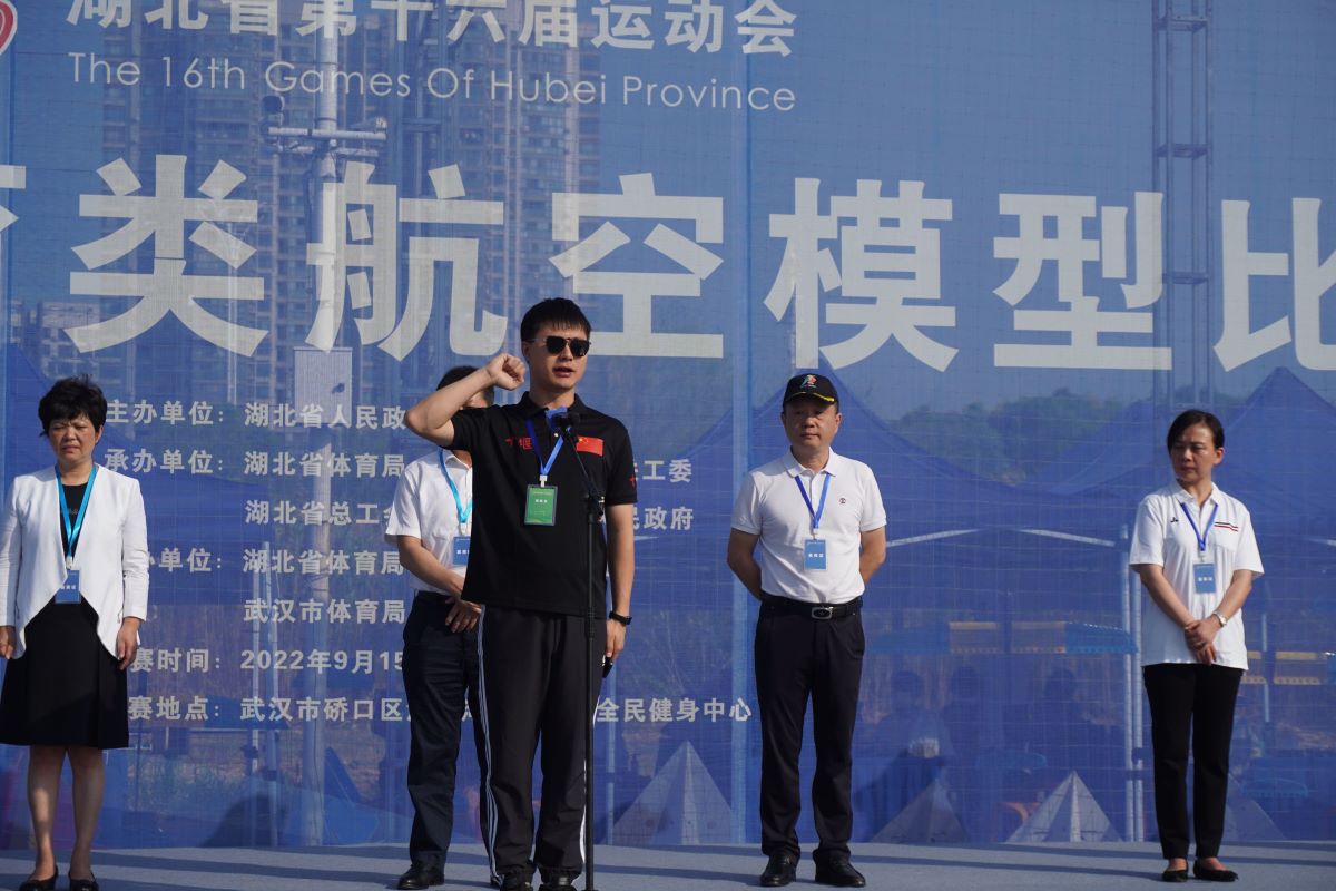 肖俊樊作为运动员代表宣誓 （通讯员 吴琴 摄）