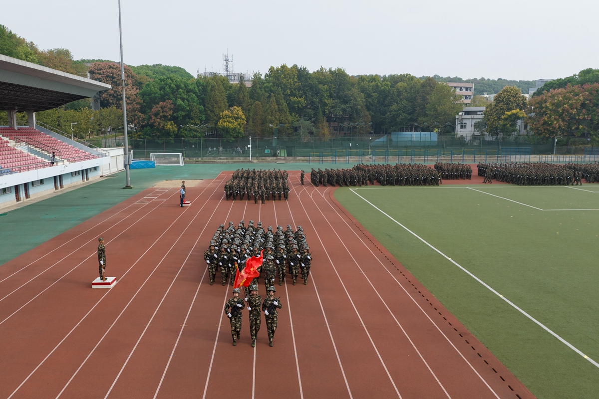 8.2 师旗带领着队列方队(学通社记者 李科毅 摄)