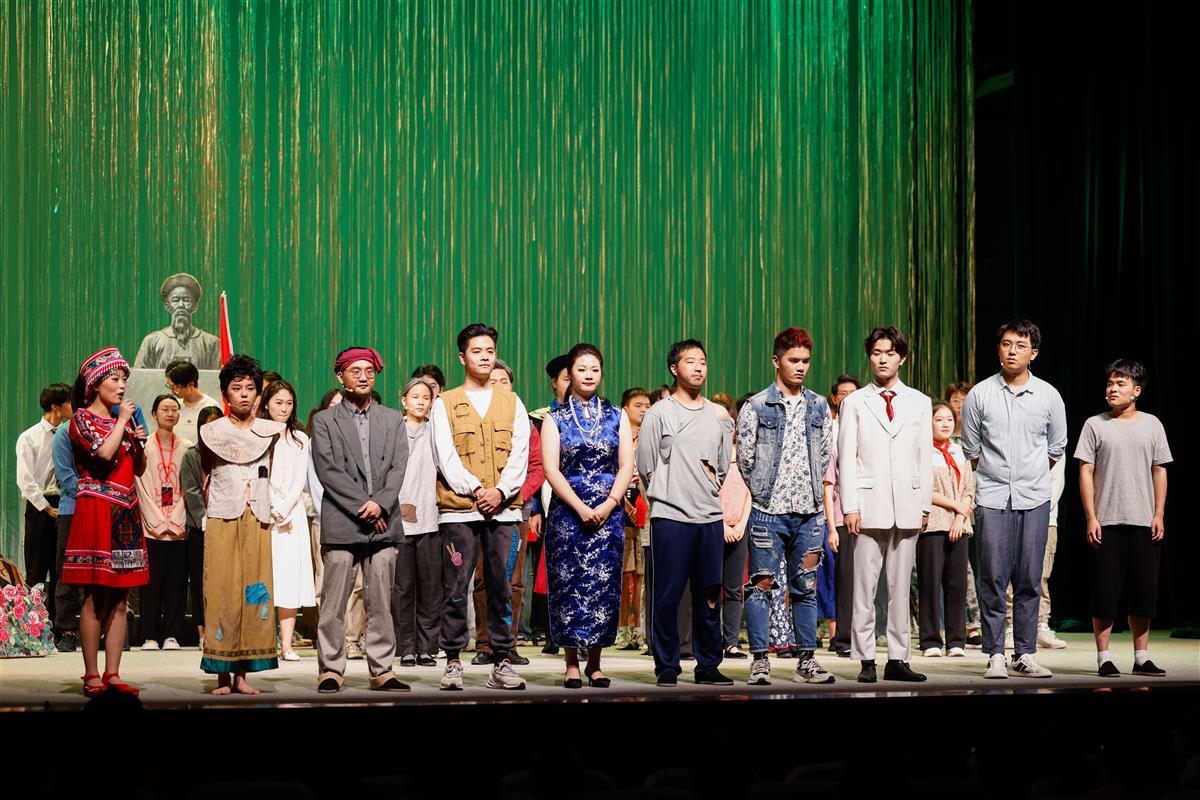 陈丽（左一）与十代演员