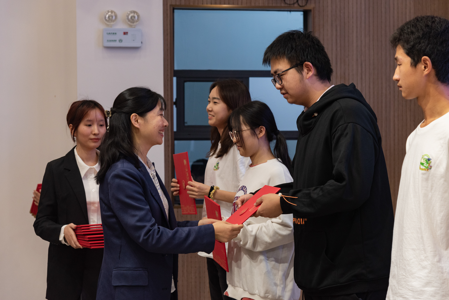 曾红霞老师为2022级狮山生科英才班学子颁发录取证书（学通社记者许可摄）