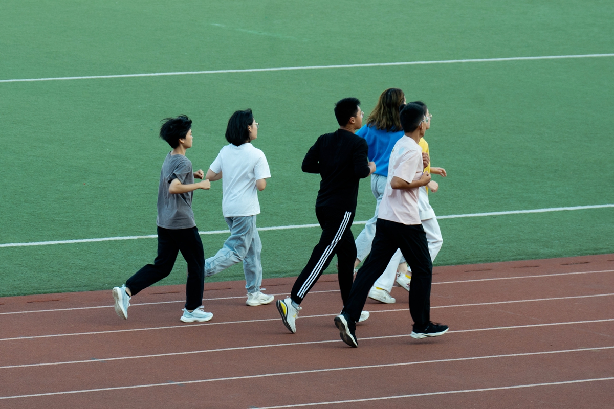 15×50m 运动员正在热身(学通社记者 高言曦 摄)