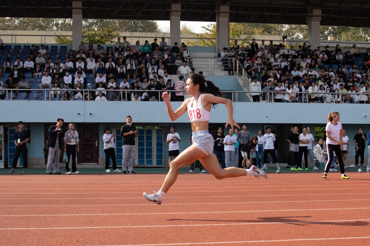 女子200米决赛，杨家琪再次打破校运会纪录（学通社记者 沈诗艺 摄）