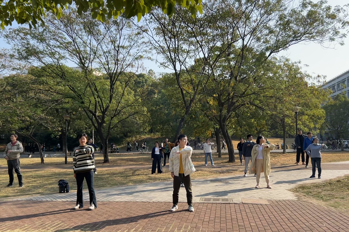 6 水产学院师生在狮子山广场进行课间操，摄影：王聪（研究生）