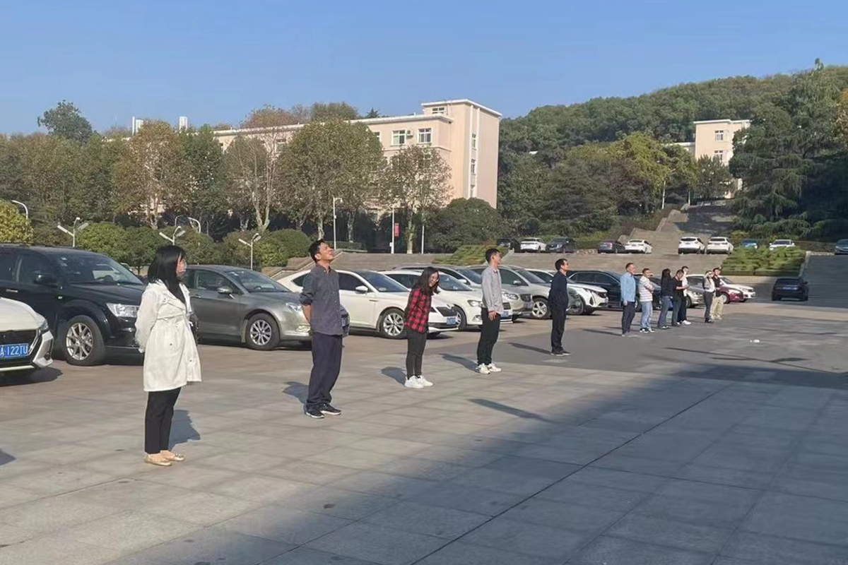 10 理学院教师在狮子山广场进行工间操，摄影：柳晓珊