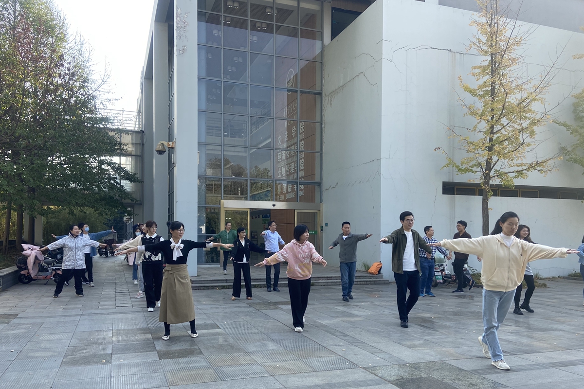 12 外国语学院师生（含研究生）在人文楼西侧广场进行工间操（摄影：刘洋）