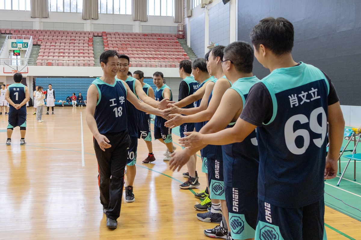 工学院队击掌入场（学通社记者 魏洪博 摄）