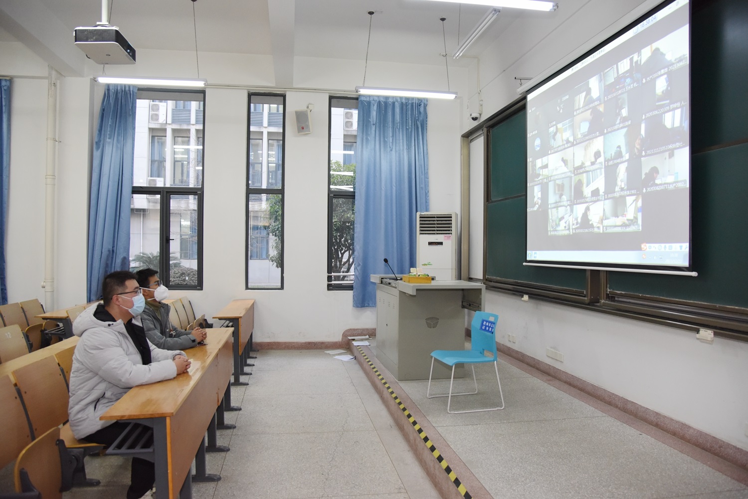 12月22日，四教B102教室，《公共日语》线上考试（记者 川竹 摄）