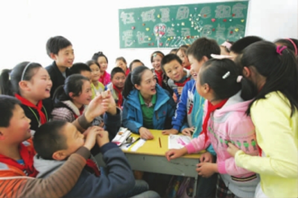 华中农业大学支教老师周怡课余与同学们聊天