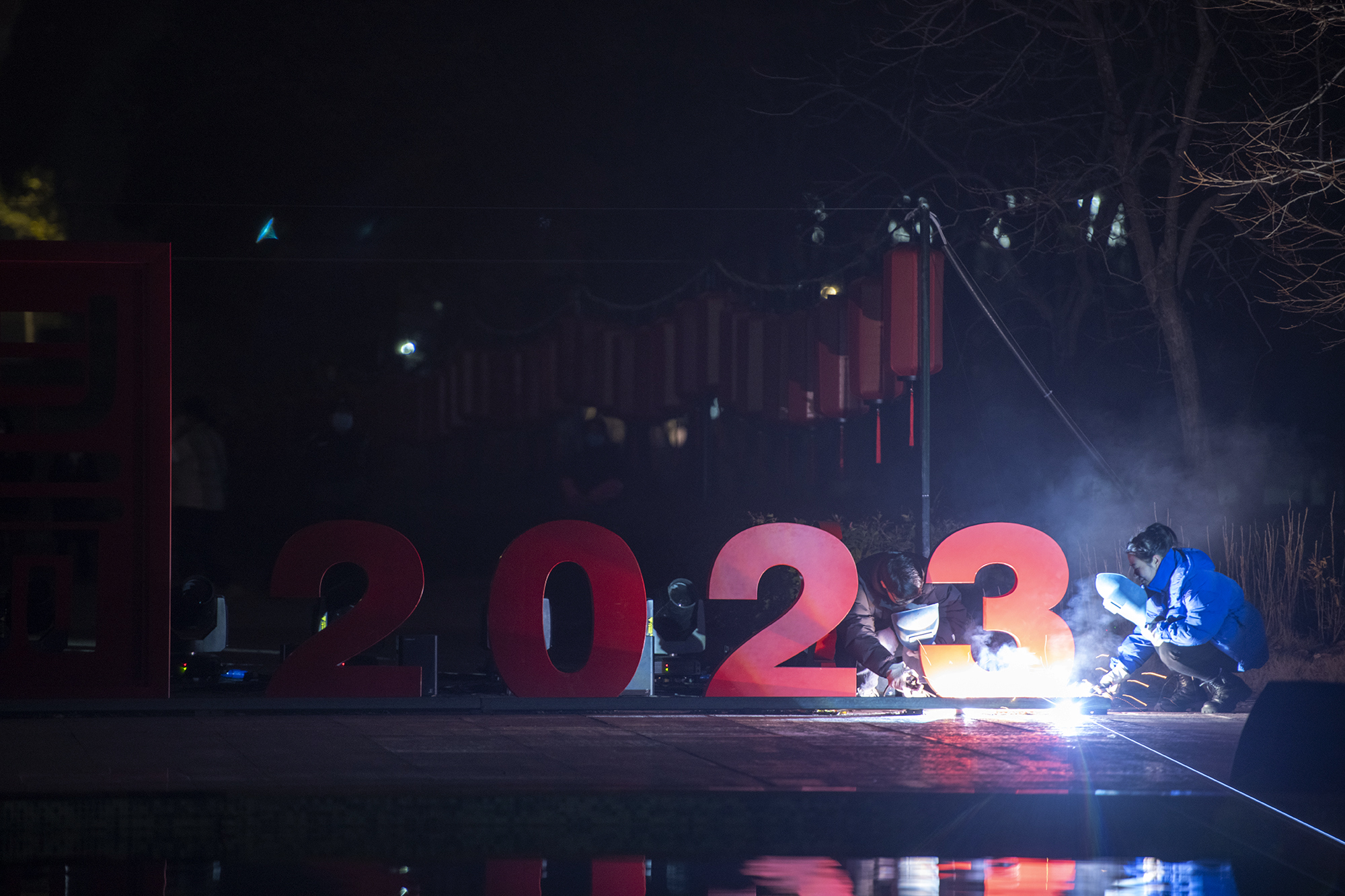 “科技之光”焊牢新年标志（记者 刘涛 摄）
