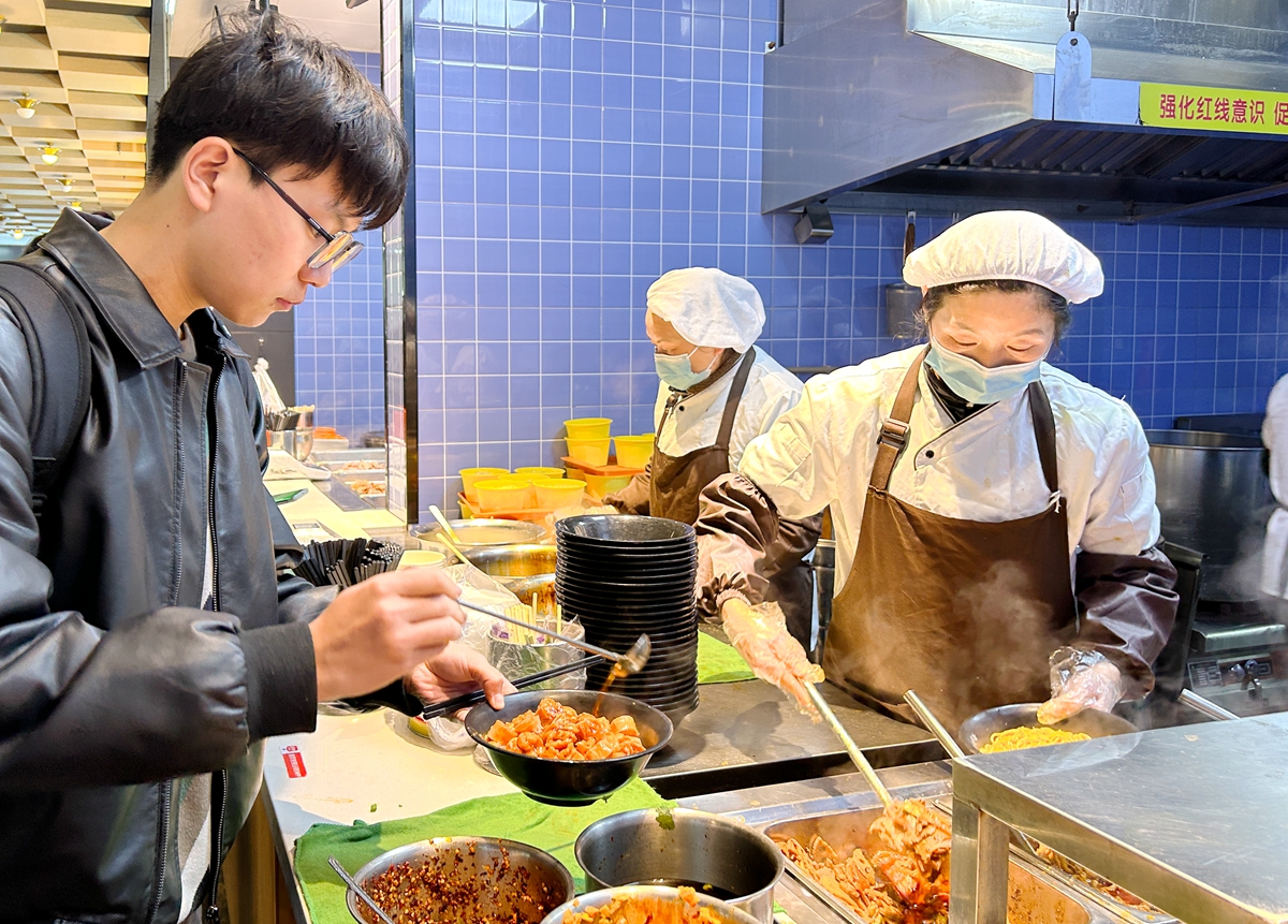 一位同学在窗口购买面食（匡敏 摄）