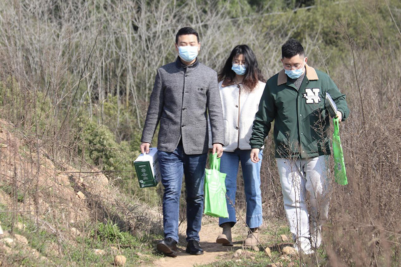 浙江师范大学工学院辅导员、班主任开展到家关心、上门服务。（浙江师范大学供图）