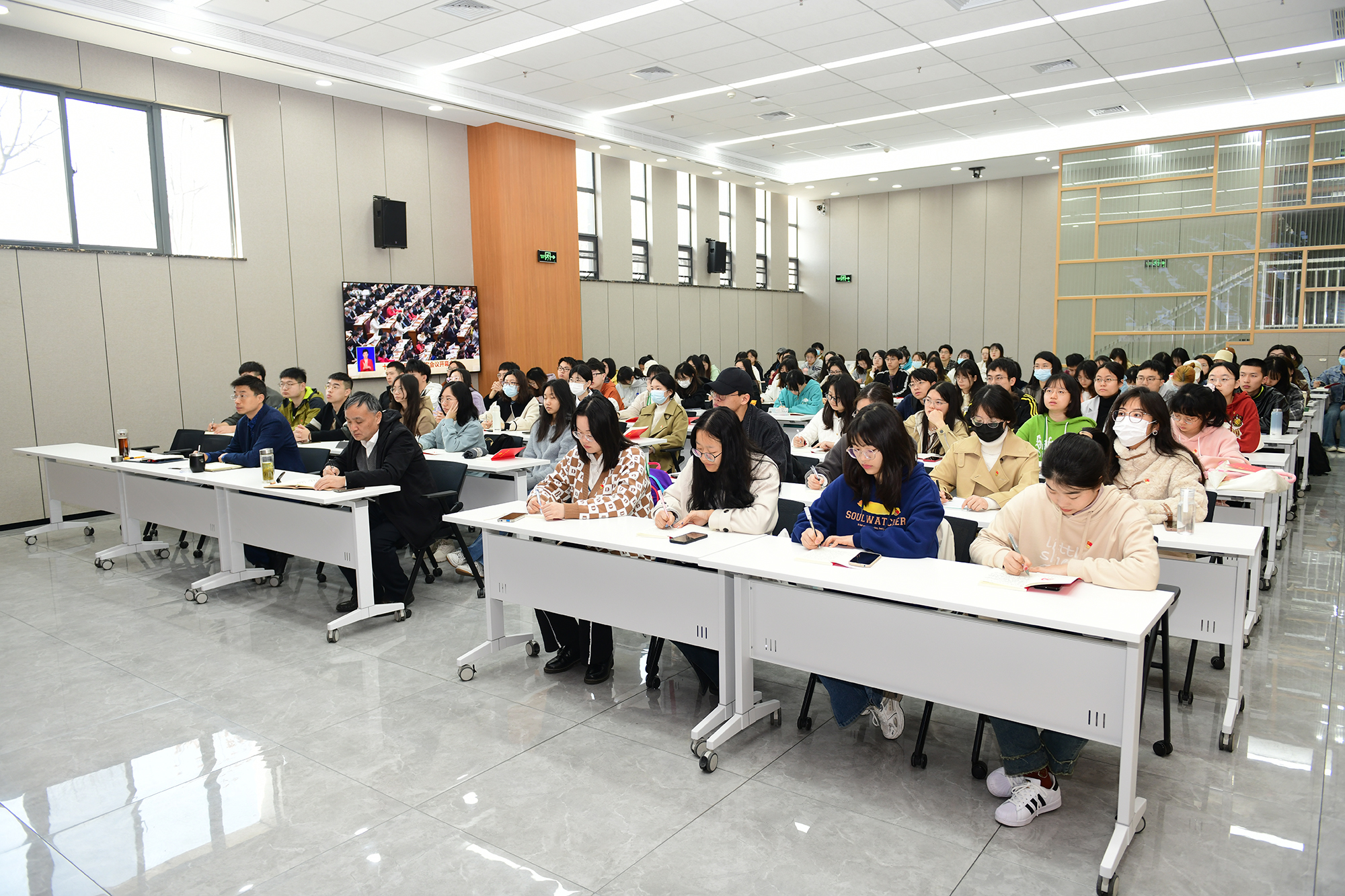 食品科学技术学院师生在新工科楼103会议室收看直播（记者 刘涛摄）