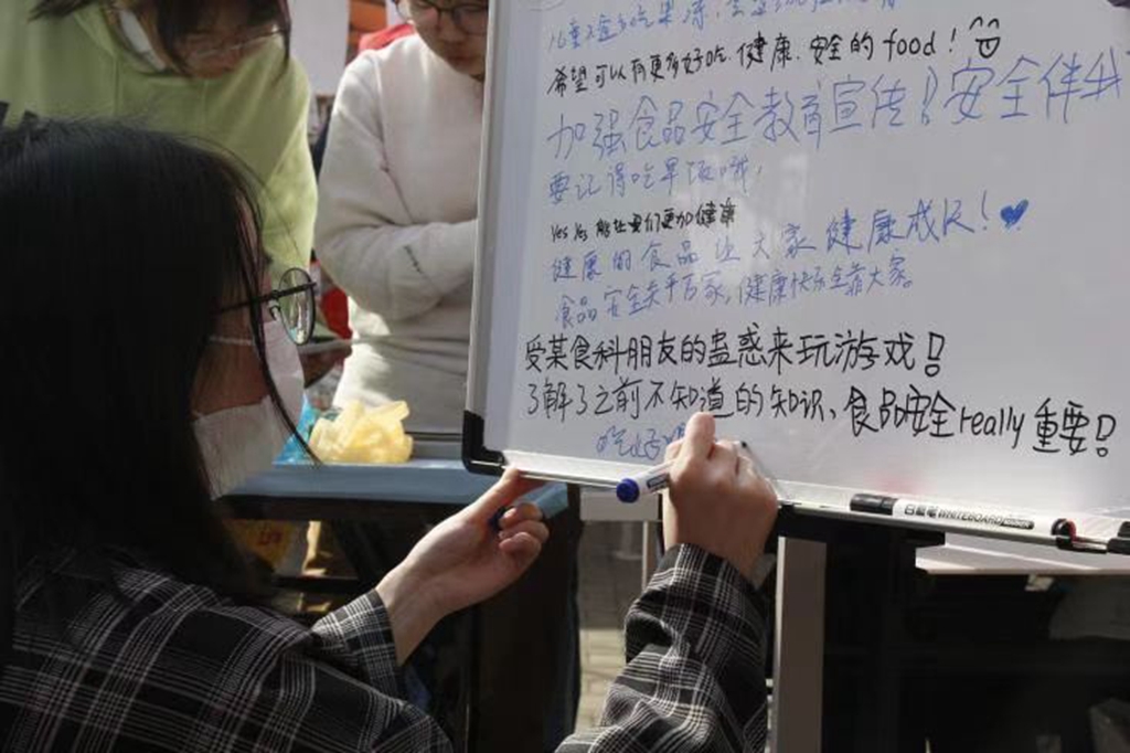 学生在留言板上书写健康中国心得体会 供图 韩孙瑜