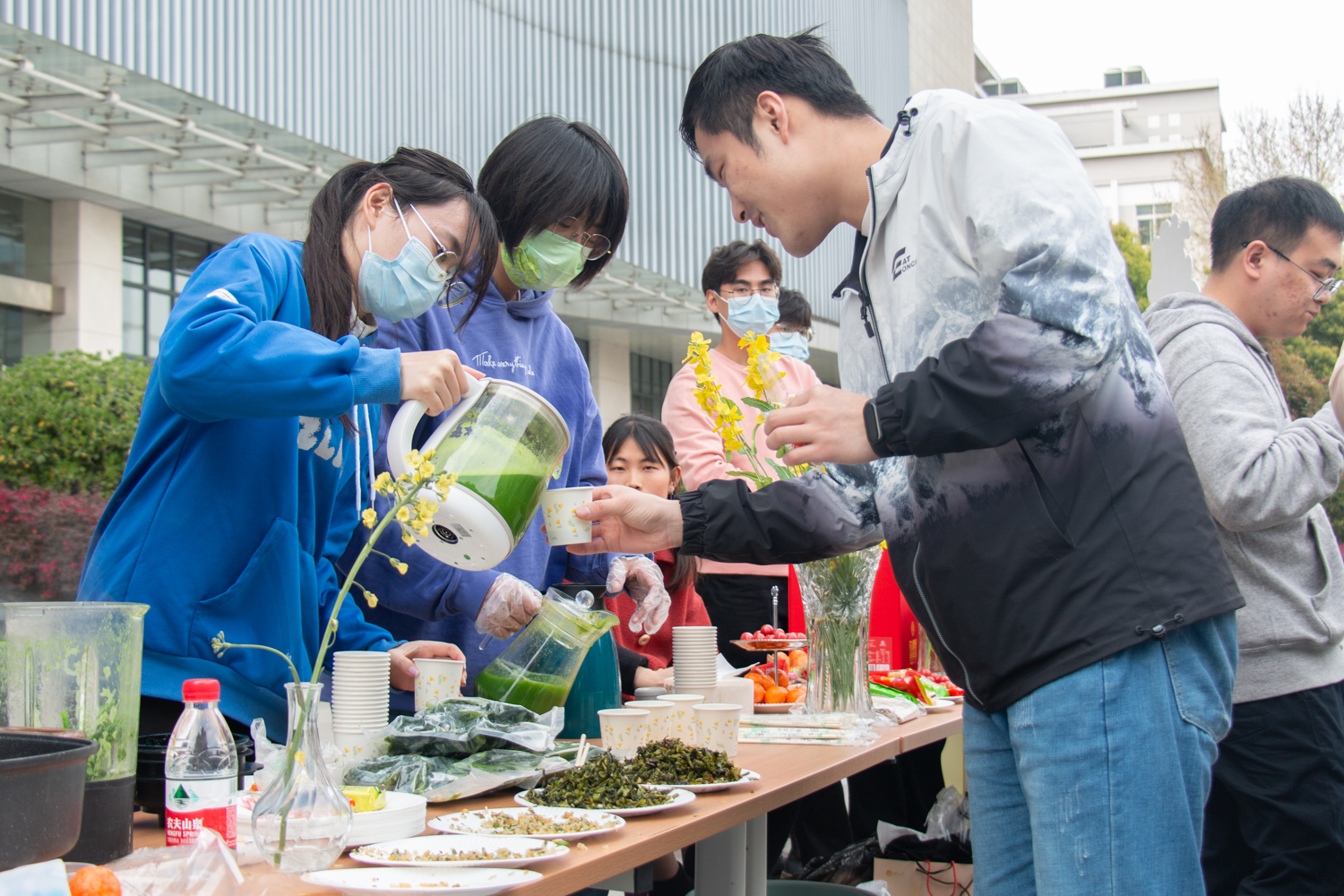 参加活动的同学品尝板蓝根油菜汁（学通社记者 高浩洋 摄）