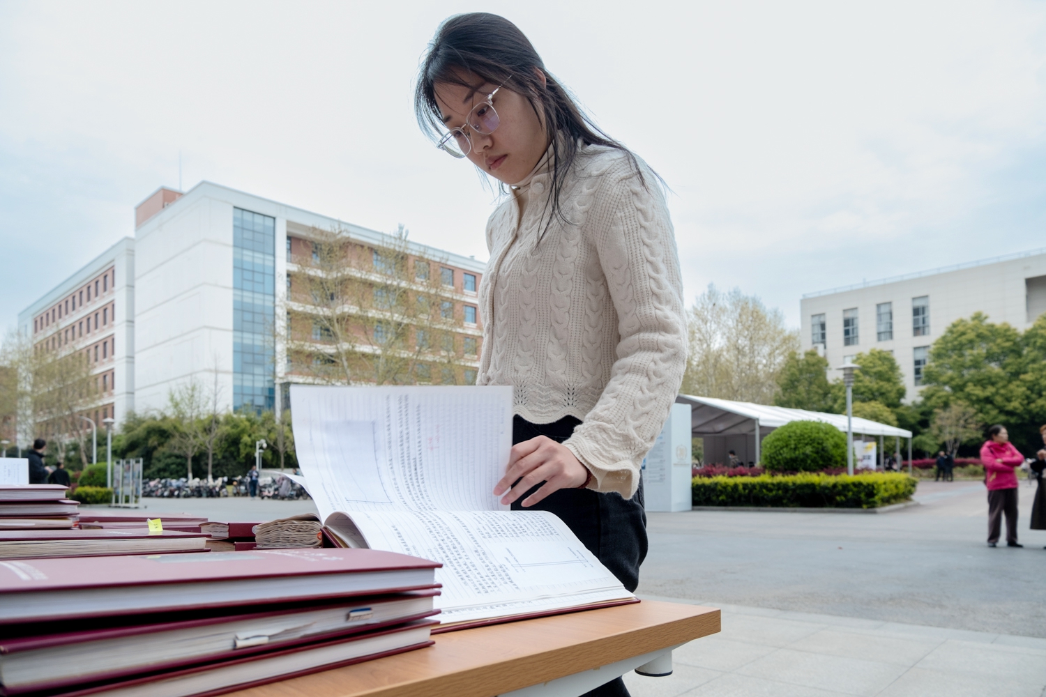 一位同学在翻阅实验报告（学通社记者 王博炜 摄）