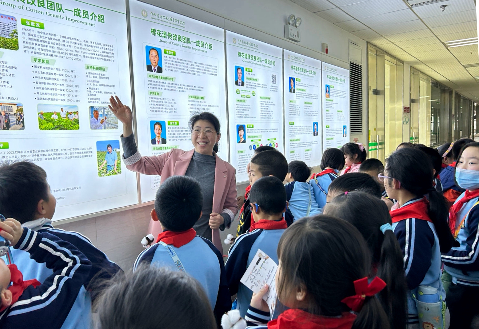 杨细燕教授向华农附小的小朋友们介绍棉花团队情况（匡敏 摄）