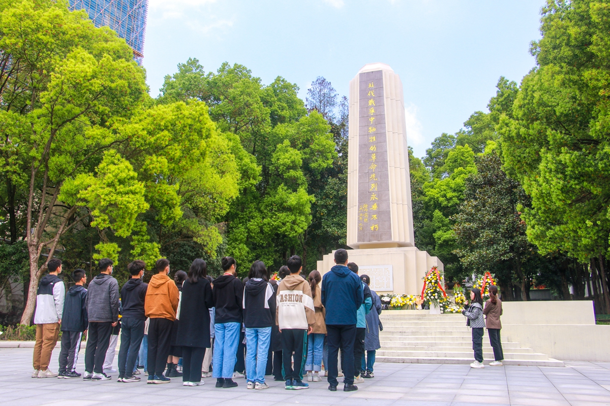 图二 校青马班学员在北伐独立团烈士陵园前肃立 通讯员 胡婷 摄