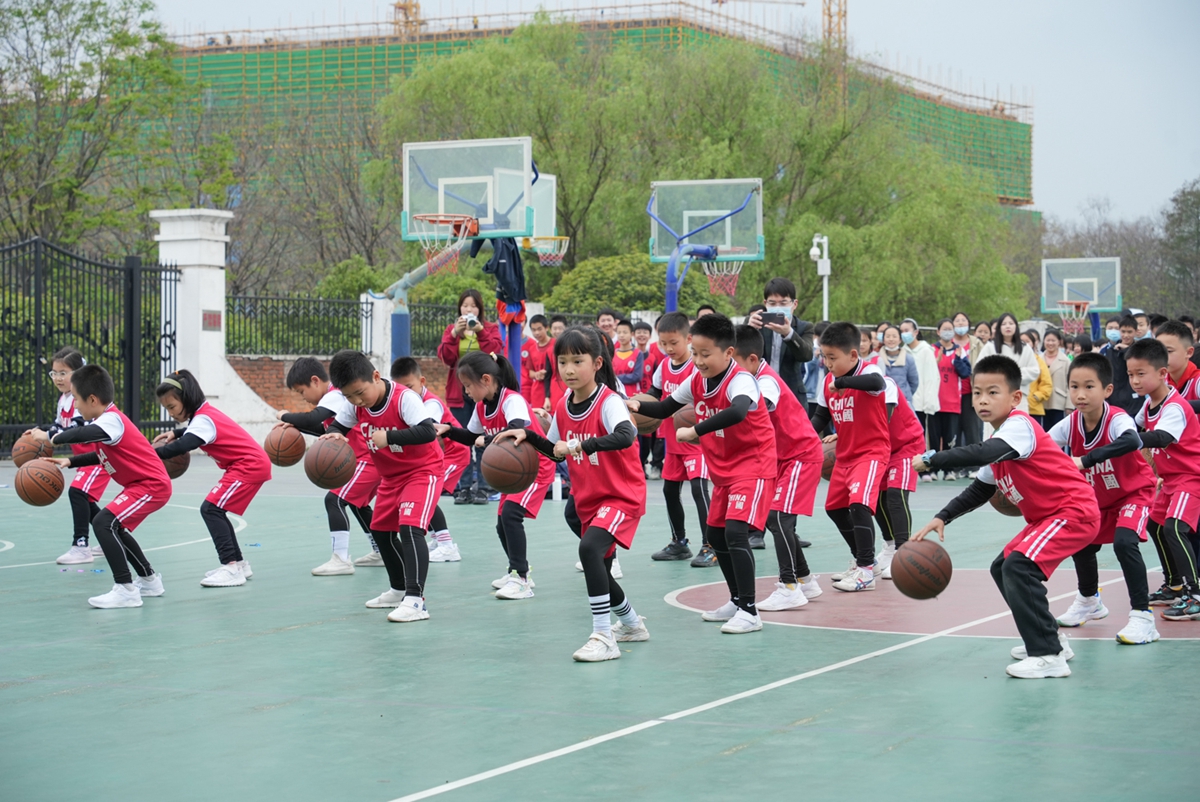 篮球操表演1（学通社记者 邓子杰 摄）