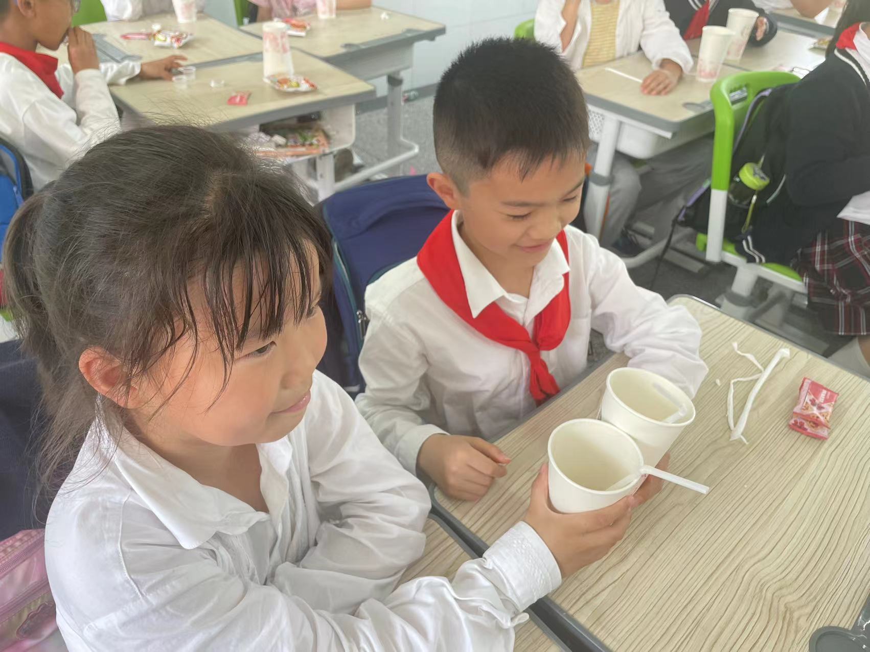 同学们现场制作奶茶