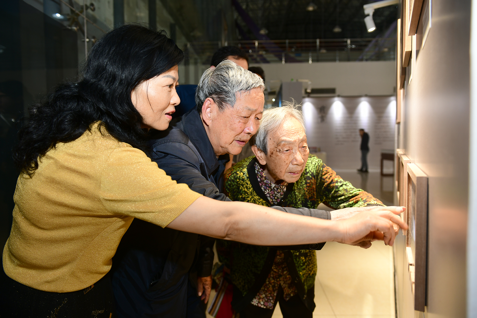 傅廷栋院士曾携家人及课题组成员到场观展（记者 刘涛 摄）